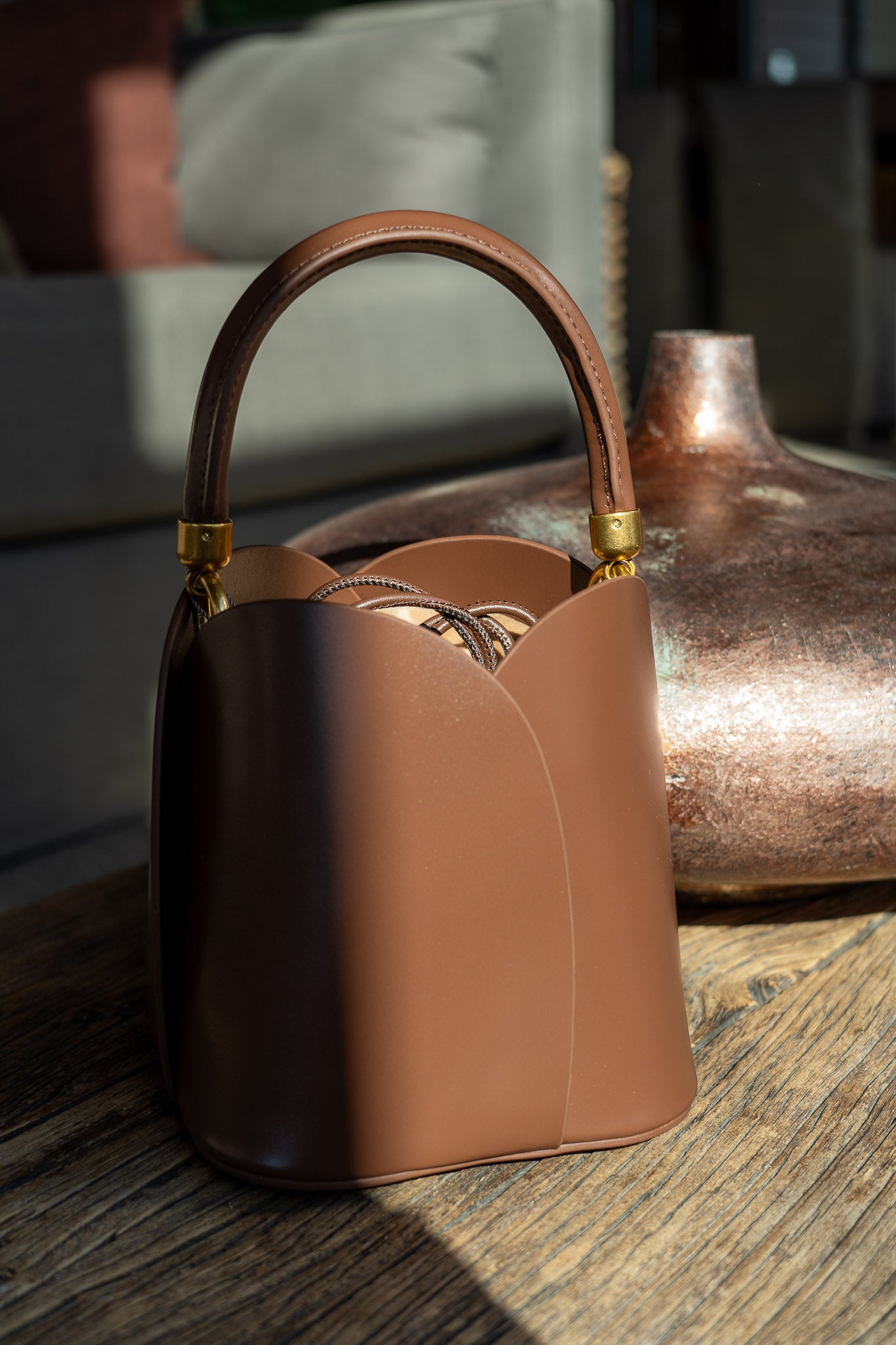 Curve Leather Bucket Bag – Chestnut Brown